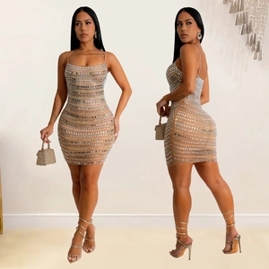 Robe moulante élégante en mesh nude avec paillettes miroir argentées et fines bretelles