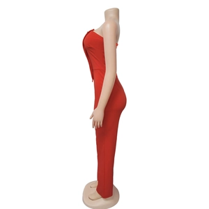 Détail de profil d'une combinaison bustier rouge avec élégant drapé sur la poitrine
