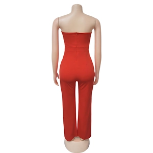 Vue arrière de la combinaison bustier rouge avec fermeture éclair invisible et jambe large