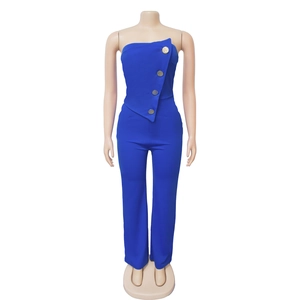 Détail de la combinaison bustier bleu roi avec quatre boutons dorés et superposition drapée