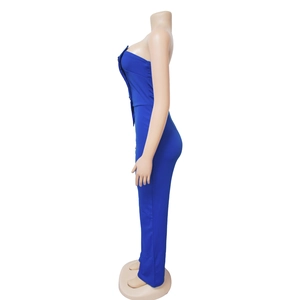 Vue latérale d'une combinaison sans manches bleu roi avec coupe ajustée sur mannequin