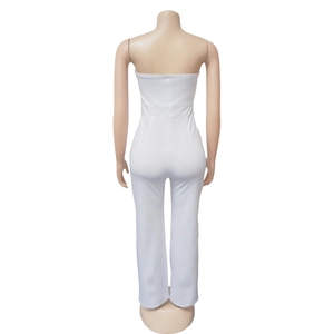 Détail du dos d'une combinaison blanche bustier avec taille haute et fermeture éclair