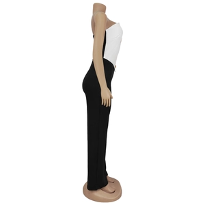 Vue détaillée d'une combinaison bustier monochrome avec corsage blanc et pantalon noir