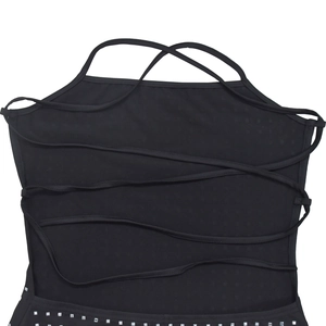 Détail d'une robe noire avec bretelles croisées au dos et bordure en strass argentés
