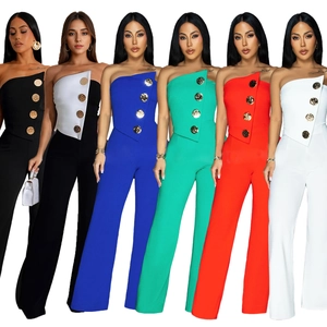 Combinaison bustier femme à jambes larges avec revers asymétrique et boutons en métal