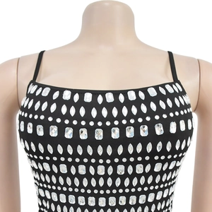 Détail de la robe noire avec des rangées de strass étincelants pour un look de soirée chic
