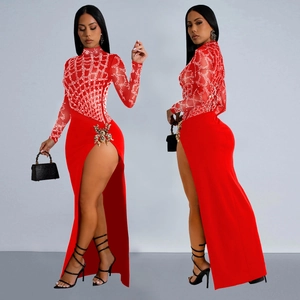 Abito da sera sexy rosso a maniche lunghe con strass scintillanti e spacco alto