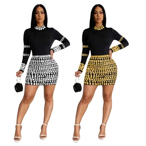 Robe noire moulante à manches longues avec motifs géométriques en strass et col haut