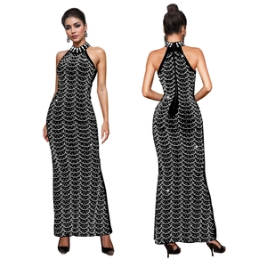 Elegante abito lungo nero allacciato al collo con paillettes bianche e vestibilità aderente