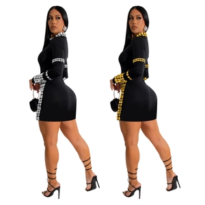 Détails de la mini-robe noire ajustée ornée de strass carrés brillants en or et en argent