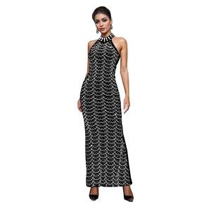 Elegante abito lungo nero e bianco con scollo all'americana e motivi a squame di perline