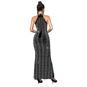 Dettaglio di un elegante abito all'americana con motivi scintillanti in strass e perle