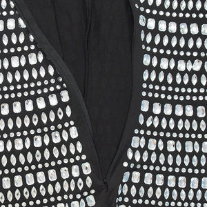 Détail d'une robe noire élégante avec strass brillants et fermeture éclair invisible