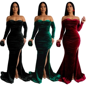Elegante abito da sera in velluto con spalle scoperte e spacco in nero, verde e bordeaux