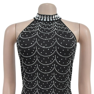 Dettaglio dell'elegante abito nero a lupetto con strass scintillanti e motivo a onde