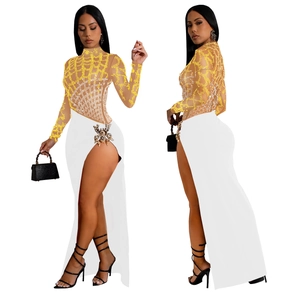 Dettaglio del top con strass geometrici e abito lungo bianco con spacco alto