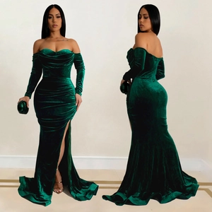 Elegante abito da sera in velluto verde smeraldo con spalle scoperte e spacco profondo
