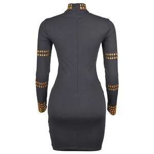 Détails de la robe noire à col roulé avec strass orange et fermeture éclair au dos