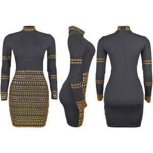 Détails de la robe moulante noire ornée de strass dorés et orange en lignes élégantes