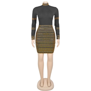 Détail de strass ambrés sur une robe courte noire moulante à col montant