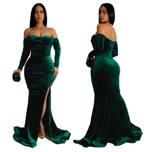 Dettaglio dell'elegante abito da sera in velluto verde smeraldo con spacco alto e scollo a cuore