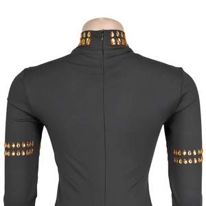 Détail des strass ambrés sur la robe noire à col montant avec fermeture éclair au dos