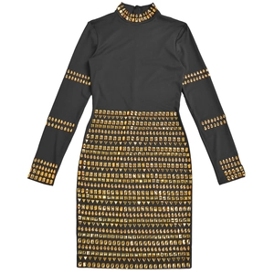 Détails de la robe moulante noire de luxe avec strass dorés et col roulé élégant
