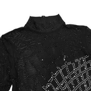 Dettaglio top in rete nera con strass e chiusura a zip sul collo alto elegante