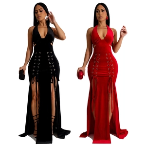 Robe longue en velours dos nu avec découpes latérales et détails de laçage