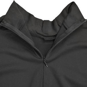 Détail du col montant avec fermeture éclair invisible pour robe moulante noire