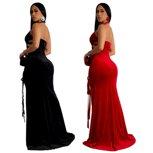 Détail d'une élégante robe de soirée en velours dos nu avec découpes à la taille et coupe sirène
