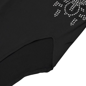 Dettaglio degli strass stile Y2K su un abito in maglia elastica nera con maniche