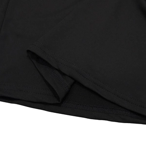 Dettaglio ravvicinato delle cuciture a doppio ago e della trama di un abito in maglia nera