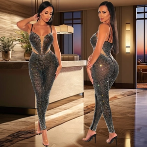 Schwarzer transparenter Jumpsuit mit glitzernden Strasssteinen und tiefem V-Ausschnitt