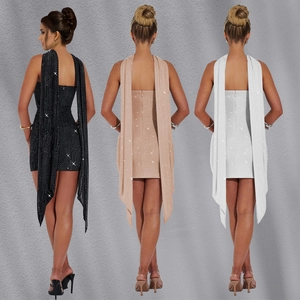 Mini robe moulante à paillettes avec long châle assorti en noir, nude et blanc