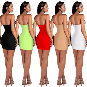 Vue détaillée de mini robes bustier en cinq couleurs avec boucles métalliques latérales