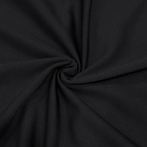 Macro del tessuto a maglia nera che mostra la trama morbida e il drappeggio elastico