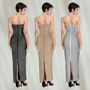 Trois robes maxi moulantes à épaules dénudées avec strass et fente en noir doré et argenté
