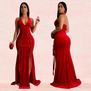 Robe de soirée élégante en velours rouge avec dos nu, découpes et doubles fentes