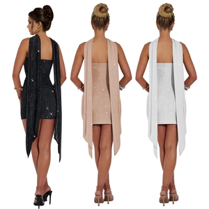 Détails du dos de trois robes courtes moulantes ornées de strass avec capes en ruban