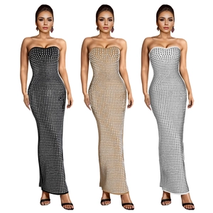 Trois robes maxi moulantes épaules dénudées avec strass brillants et motifs en grille
