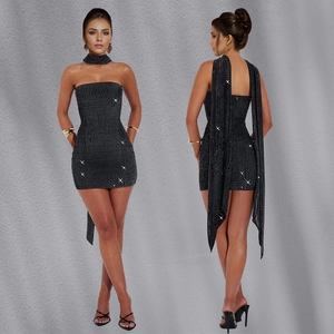 Robe mini moulante noire scintillante avec strass argentés et détail de longue cape