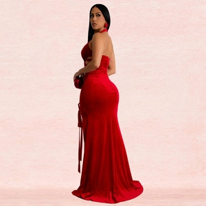 Détail d'une robe longue dos nu en velours rouge avec fente et coupe sirène élégante