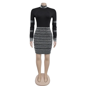 Détail d'une mini robe noire à manches longues avec motifs géométriques en strass argentés