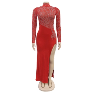Dettaglio dell'abito rosso in mesh a maniche lunghe con strass argento e spacco alto