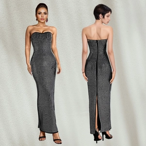 Robe moulante noire à épaules dénudées avec strass argentés et fente arrière élégante