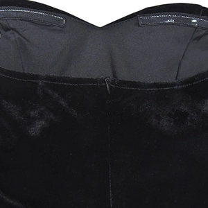 Dettaglio dell'abito da sera in velluto nero con scollo a cuore e cerniera invisibile