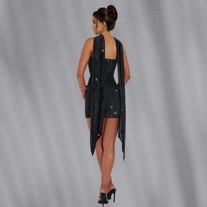 Détail de la robe courte noire à paillettes avec rubans au dos et strass scintillants