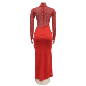 Dettaglio dell'abito da sera rosso con top in mesh trasparente, strass e zip posteriore