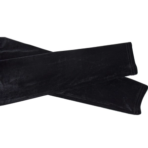 Dettaglio della trama in velluto nero con cuciture precise per un abito da sera elegante